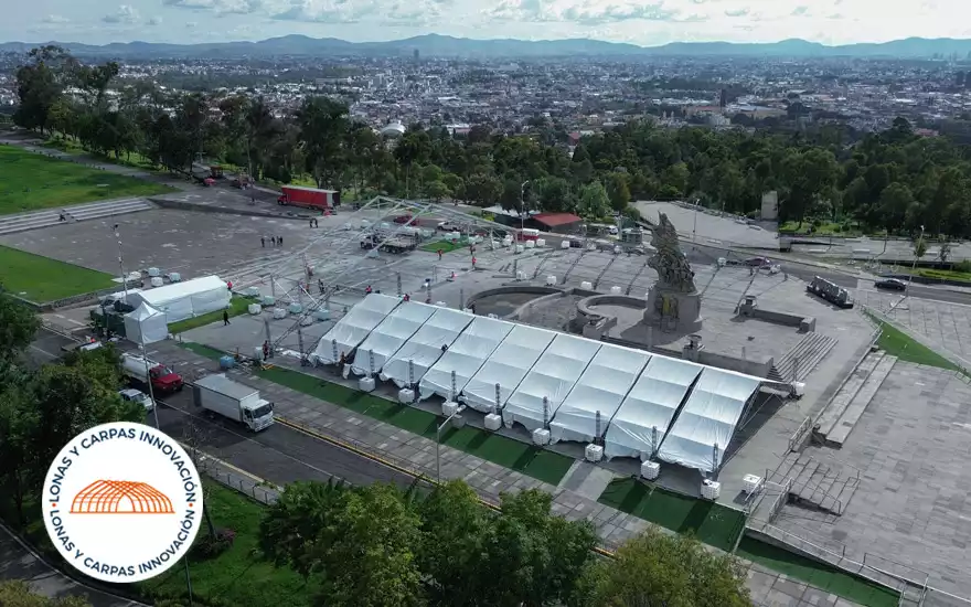 Vista aérea general de carpas monumentales listas en la explanada