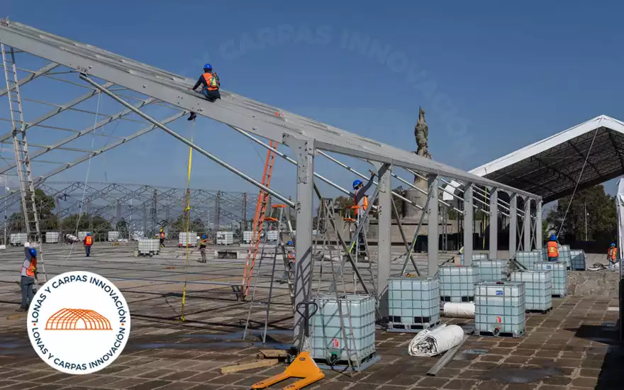 Personal realizando montaje sobre estructura de aluminio de carpa gigante
