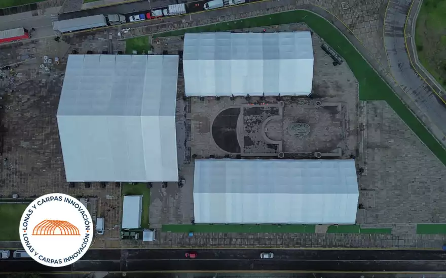 Vista panorámica mostrando las dimensiones de carpas industriales