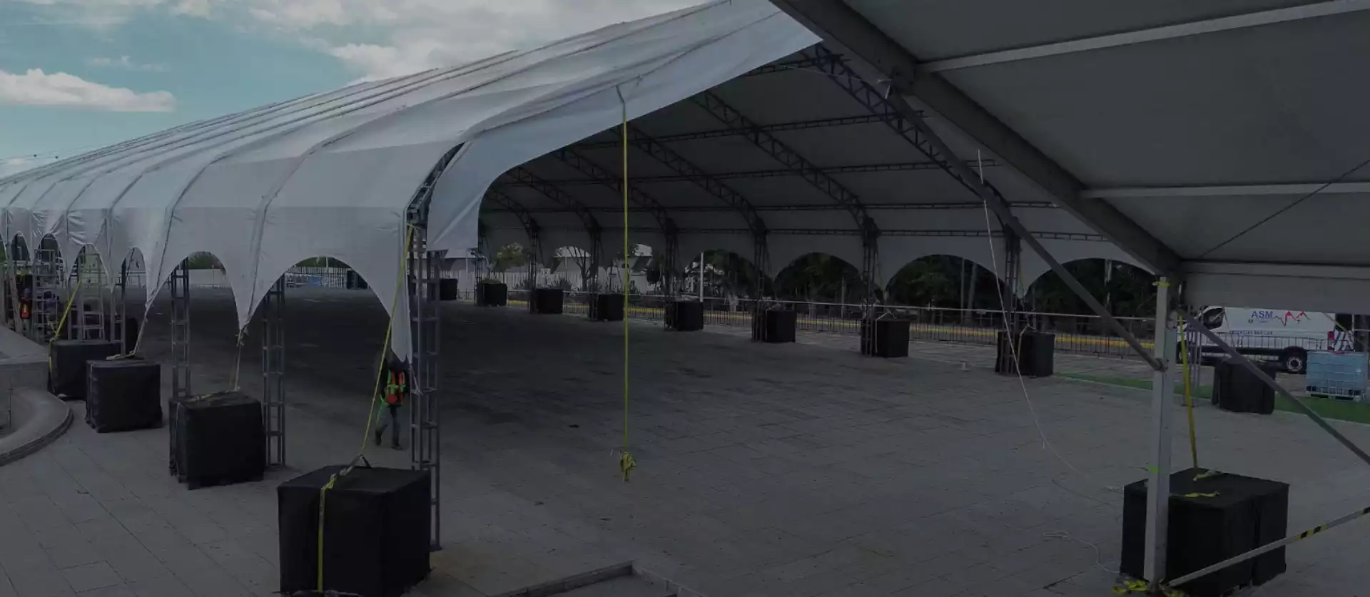 Detalle de carpas de lujo con anclaje de seguridad de Lonas y Carpas Innovación