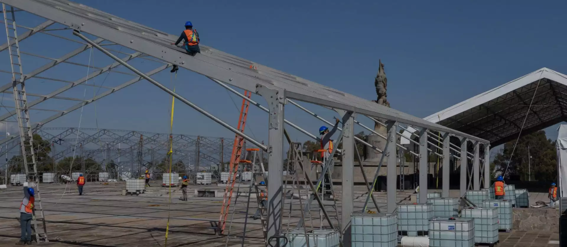 Equipo técnico de Lonas y Carpas Innovación ensamblando estructura de carpa de aluminio.